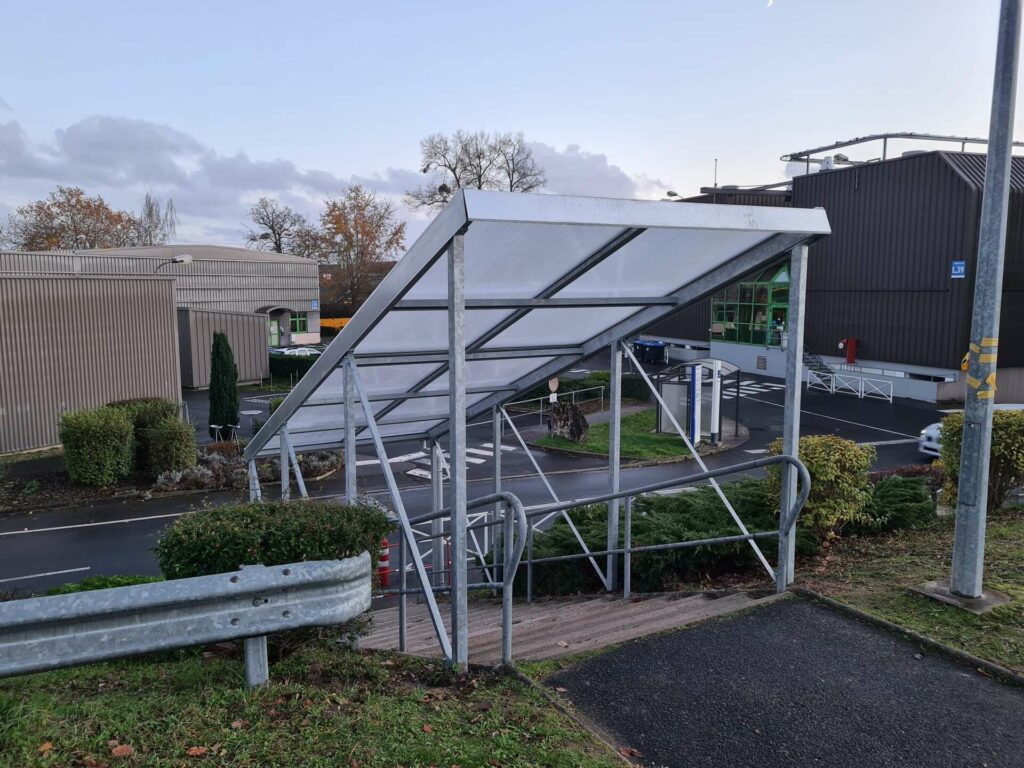 csv101100-abri-escalier-pietons-metallique-web Carport Métallique Sur Mesure