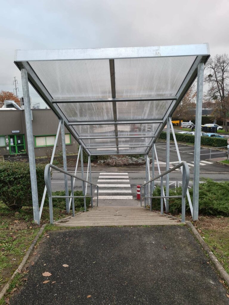 csv101200-abri-escalier-pietons-metallique-web Carport Métallique Sur Mesure