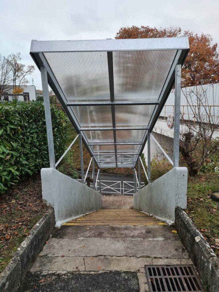 csv101300-abri-escalier-pietons-metallique-web Carport Métallique Sur Mesure